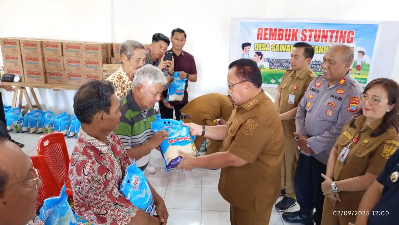 Lansia Desa Sawangan Terima Penyuluhan Hukum dan Bantuan Beras Gratis dari Pemerintah Kabupaten dan Polres Minahasa